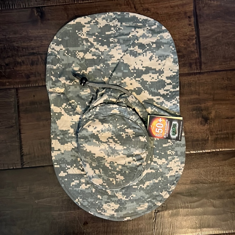 NWT Gorilla brand camo print hat, size M/L, UPF 50+